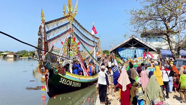 Kemeriahan Tradisi Petik Laut di Desa Padelegan Pamekasan