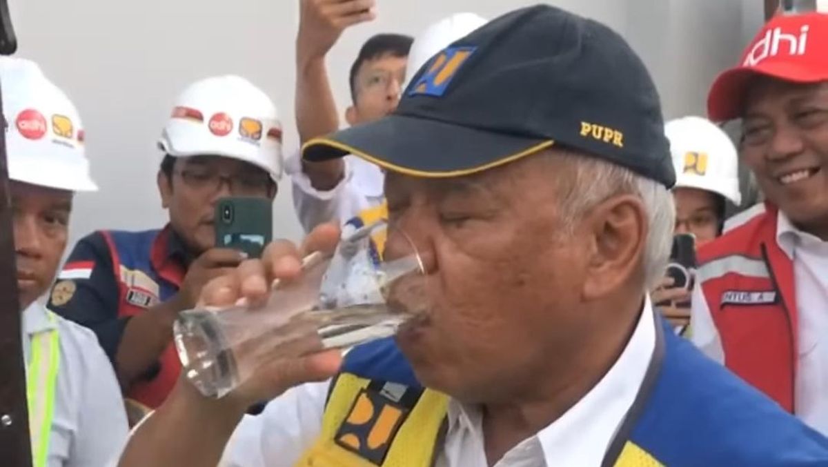 Menteri Basuki Buktikan Air Keran di IKN Bisa Diminum Langsung