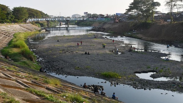 Penampakan Sungai Madiun Mengering Akibat Kemarau