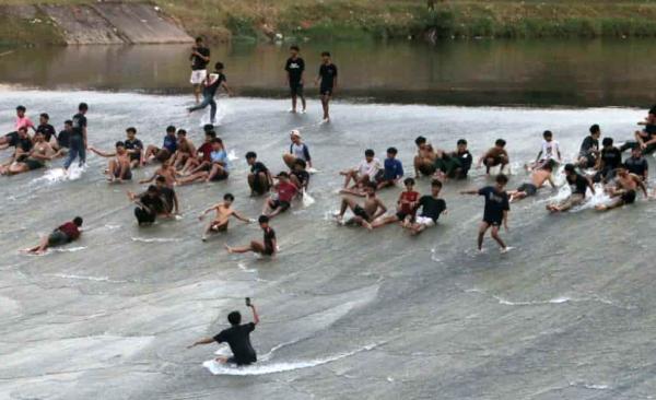 Ramainya Bendung Pleret Jadi Arena 'Surfing' Remaja Semarang